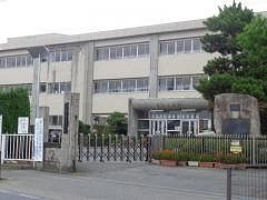 近くの本庄市立本庄東小学校まで400m（徒歩5分）