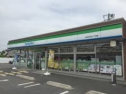 近くのファミリーマート日の出２丁目店まで650m（徒歩9分）