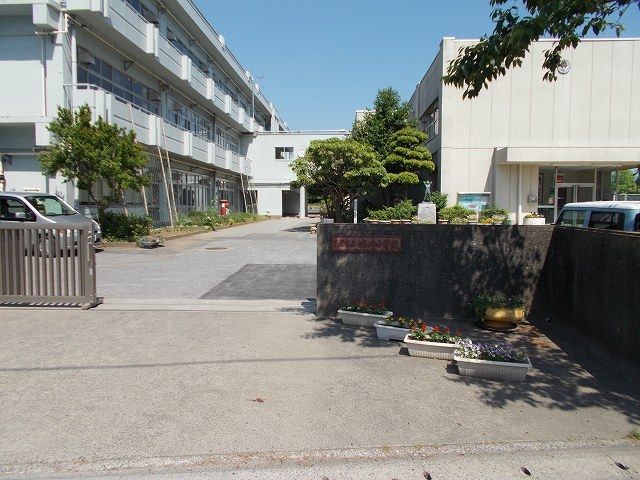 近くの市原市立姉崎小学校まで500m(徒歩7分)