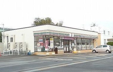 近くのセブンイレブン三条塚野目店まで450m（徒歩6分）