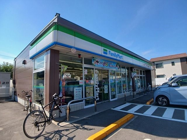近くのファミリーマート鶴市明見店さんまで550m（徒歩7分）