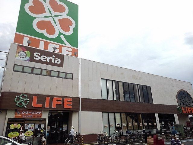 近くのライフ北越谷店まで220m（徒歩3分）