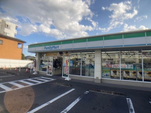 近くのファミリーマート西多賀1丁目店まで110m（徒歩2分）