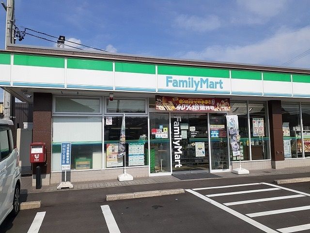近くのファミリーマート東浦石浜店まで378m（徒歩5分）