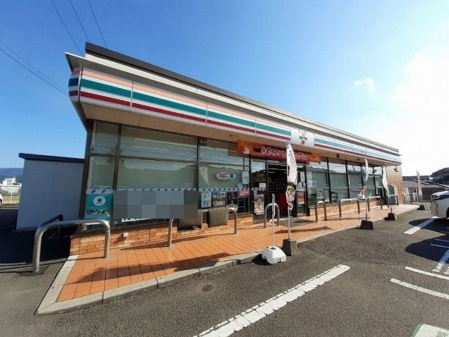 近くのセブンイレブン 松岡店まで400m(徒歩5分)