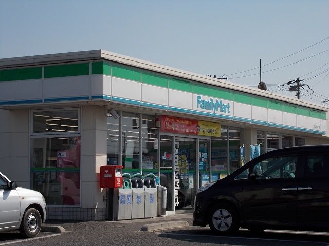 近くのファミリーマート市原潮見通り店まで600m（徒歩8分）