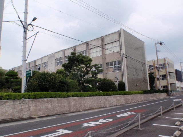 近くの善通寺市立竜川小学校まで1,100m（徒歩14分）