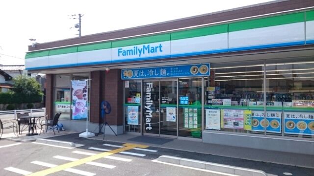 近くのファミリーマート福知山荒河店まで240m（徒歩3分）