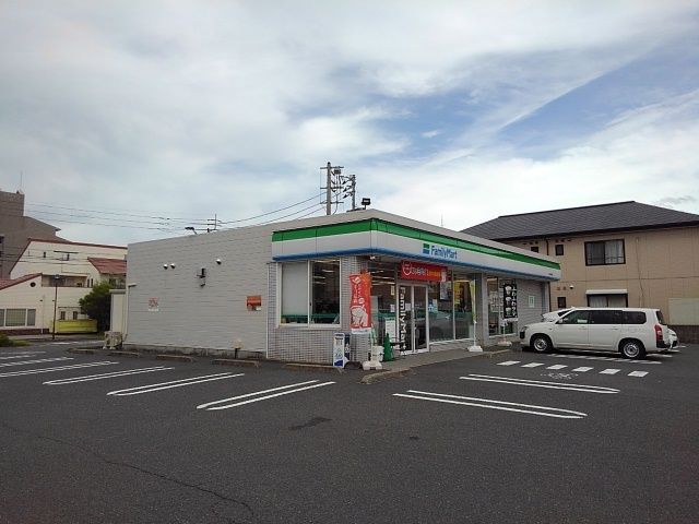 近くのファミリーマート宇多津駅東店まで150m(徒歩2分)