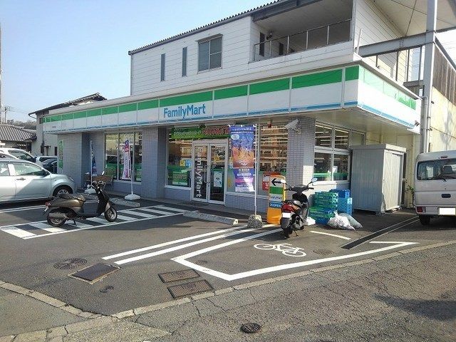 近くのファミリーマートまで50m(徒歩1分)