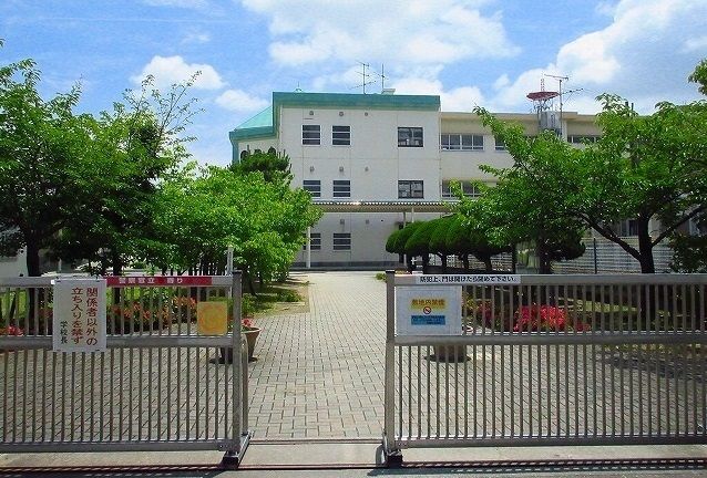 近くの神野小学校まで140m(徒歩2分)