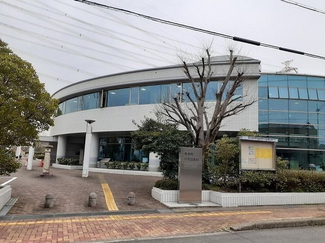 近くの図書館まで763m（徒歩10分）