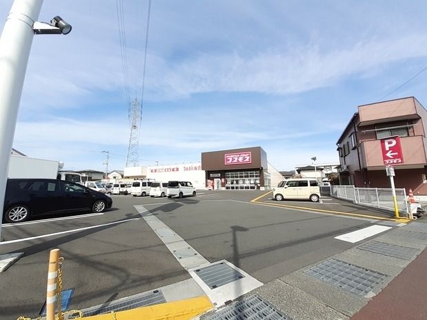近くのドラッグスコスモス 高知神田店まで500m(徒歩7分)