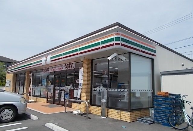 近くのセブンイレブン飯田岡駅南店まで450m（徒歩6分）