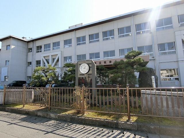 近くの安井小学校まで1,100m（徒歩14分）