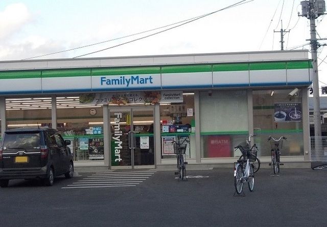 近くのファミリーマート南福島駅北店まで1,200m（徒歩15分）