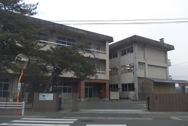 近くの福島市立大森小学校まで1,900m（徒歩24分）