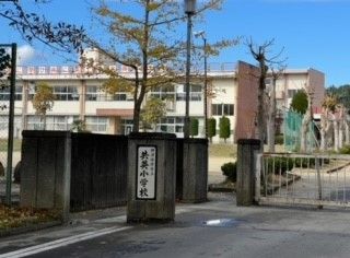 近くの那須塩原市立共英小学校まで450m(徒歩6分)