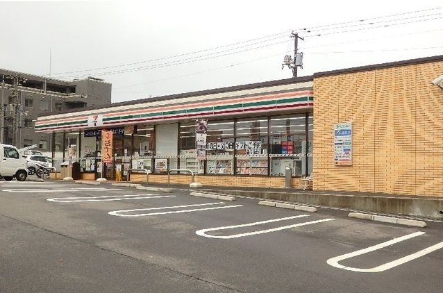 近くのセブンイレブンまで15m（徒歩1分）