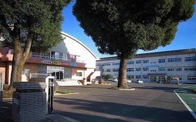 近くの隈府小学校まで650m（徒歩9分）