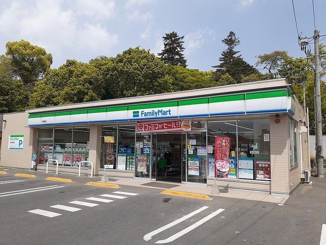 近くのファミリーマート早島南店まで400m（徒歩5分）