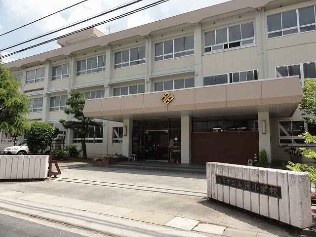 近くの鳥取市立美保小学校まで550m（徒歩7分）