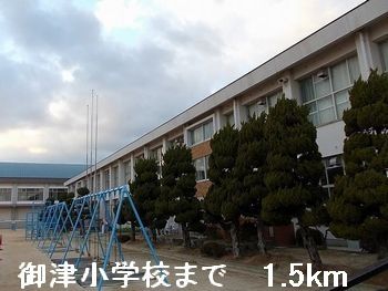 近くの小学校まで1,500m（徒歩19分）