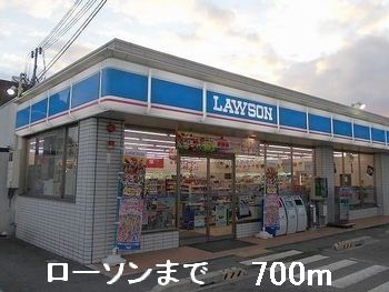 近くのコンビニまで700m（徒歩9分）