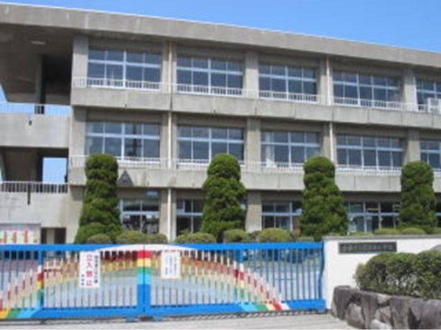 近くの琴浦西小学校まで900m(徒歩12分)