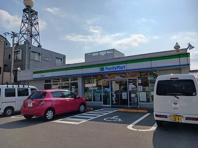 近くのファミリーマート南梅本店様まで450m（徒歩6分）