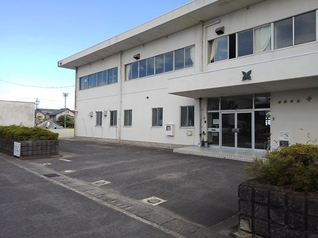 近くの羽島市立中央小学校まで800m（徒歩10分）