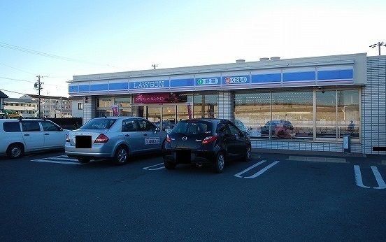 近くのローソン前芝店まで550m（徒歩7分）