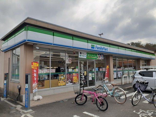 近くのファミリーマートまで91m（徒歩2分）