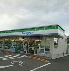 近くのファミリーマートさんまで600m（徒歩8分）