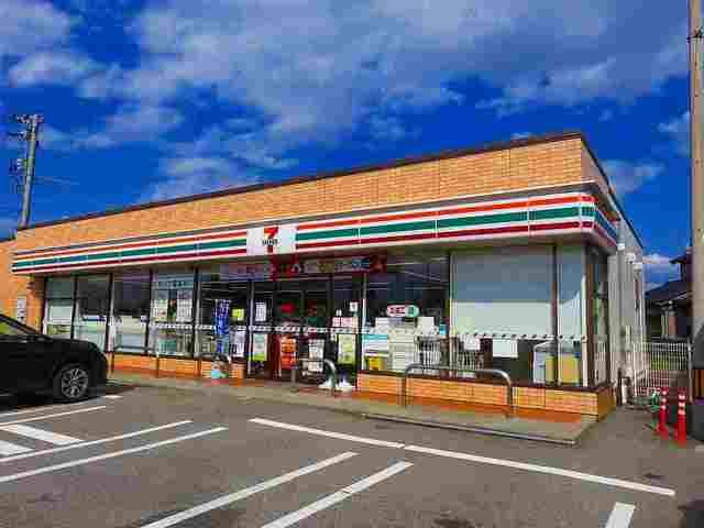 近くのセブンイレブンまで400m（徒歩5分）