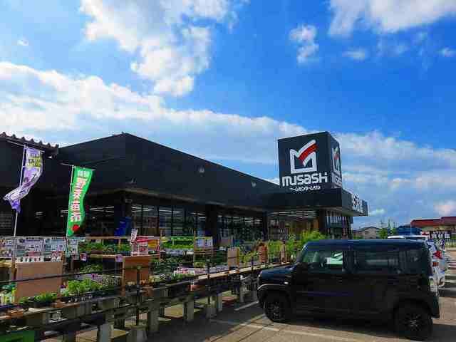 近くのムサシまで350m（徒歩5分）
