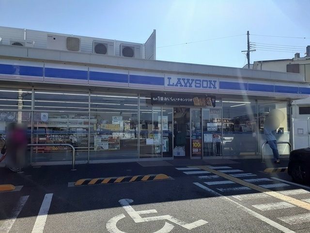 近くのコンビニまで400m（徒歩5分）
