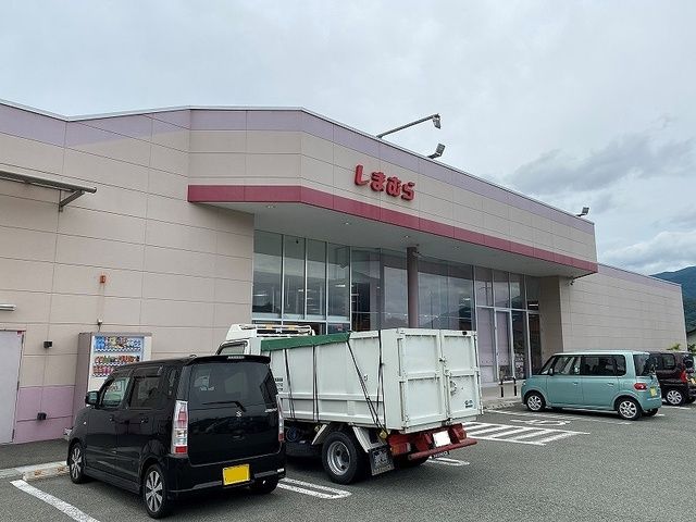 近くのしまむら坂城店まで1,600m（徒歩20分）