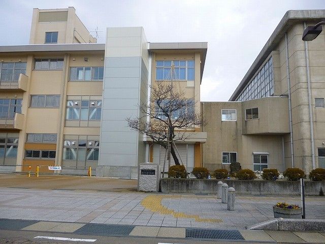 近くの出町中学校まで1,000m(徒歩13分)