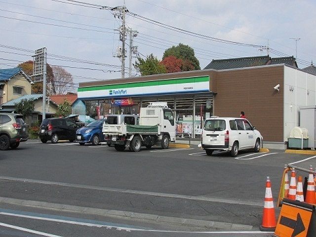 近くのファミリーマート元今泉七丁目店まで28m（徒歩1分）