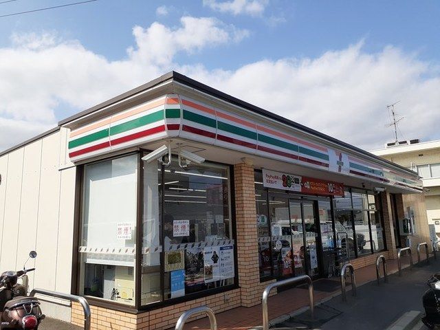 近くのコンビニまで800m（徒歩10分）