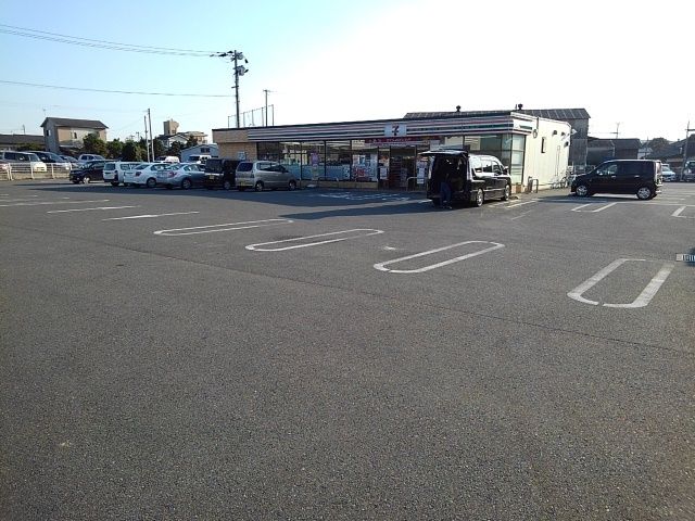 近くのセブンイレブ八女龍が原店まで290m（徒歩4分）