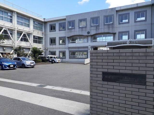近くの岐阜市立茜部小学校まで300m(徒歩4分)