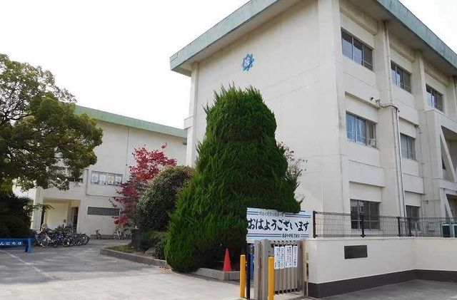 近くの住吉小学校まで1,000m(徒歩13分)