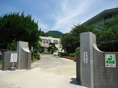 近くの勝山小学校まで1,800m(徒歩23分)