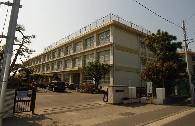 近くの金田小学校まで800m（徒歩10分）