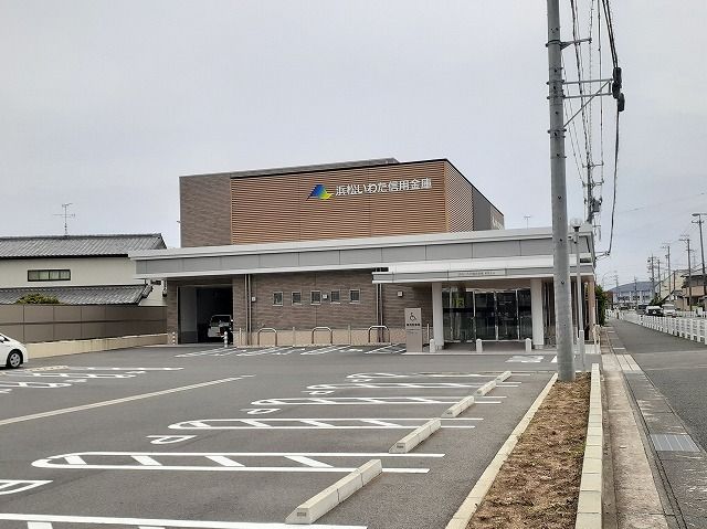 近くの浜松いわた信用金庫新居支店まで1,000m（徒歩13分）