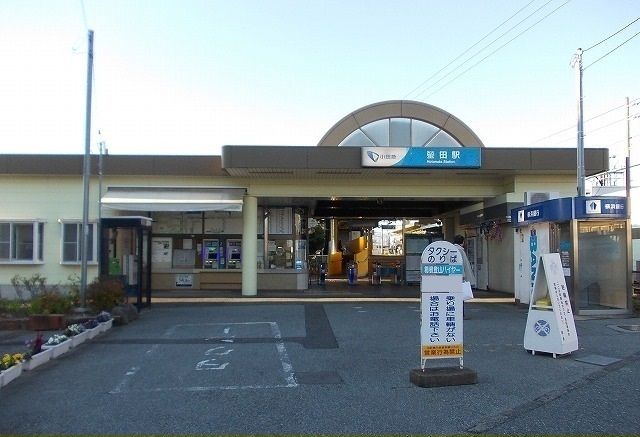 近くの小田急線・蛍田駅まで800m(徒歩10分)