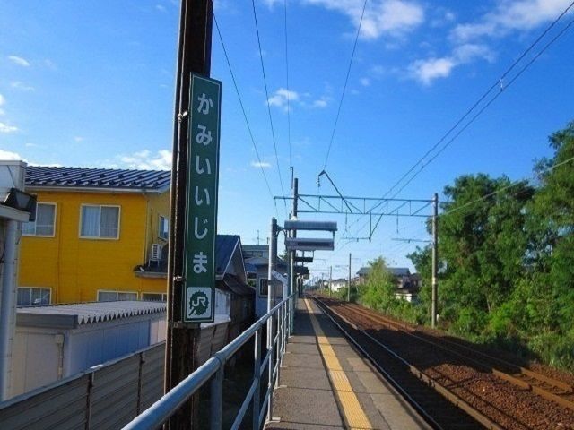 近くの上飯島駅まで600m（徒歩8分）