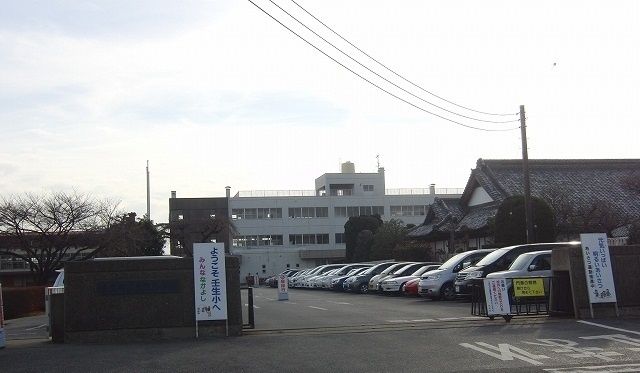 近くの壬生小学校まで1,100m（徒歩14分）